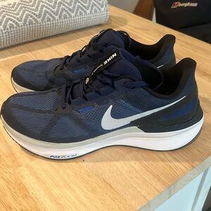 As New - Nike Structure 25